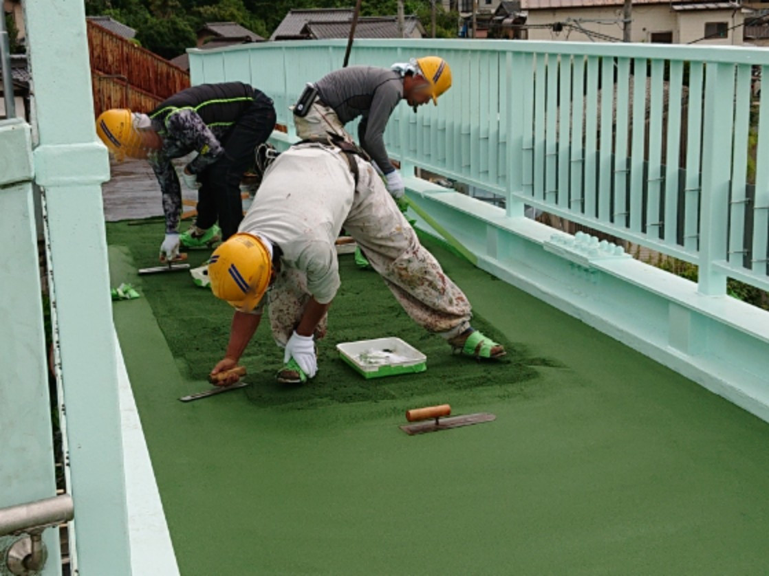 中泉歩道橋　樹脂モルタル状況