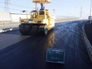 明神こ線橋　転圧状況